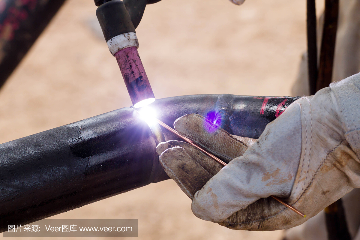 焊工在金属工业中工作